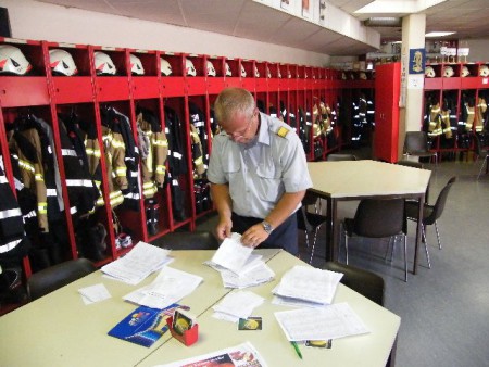 Der Kommandant beim Sichten der Unterlagen