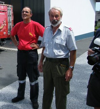 Bewundernde Blicke vom Organisator (rotes Leiberl)