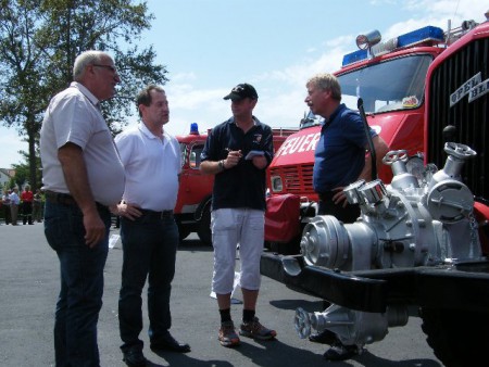 Der stolze Besitzer erklärt sein Fahrzeug den Juroren
