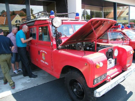Land Rover Besitzer inspizieren einen anderen Land Rover