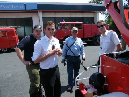 Kameraden der FF Anger (weisses Hemd)