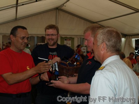 Die Siegertrophäe wird überreicht